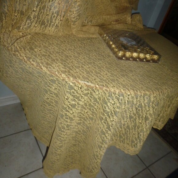 Holiday-Ready Golden Lace Rectangular Tablecloth ✨ Vintage - Picture 4 of 11